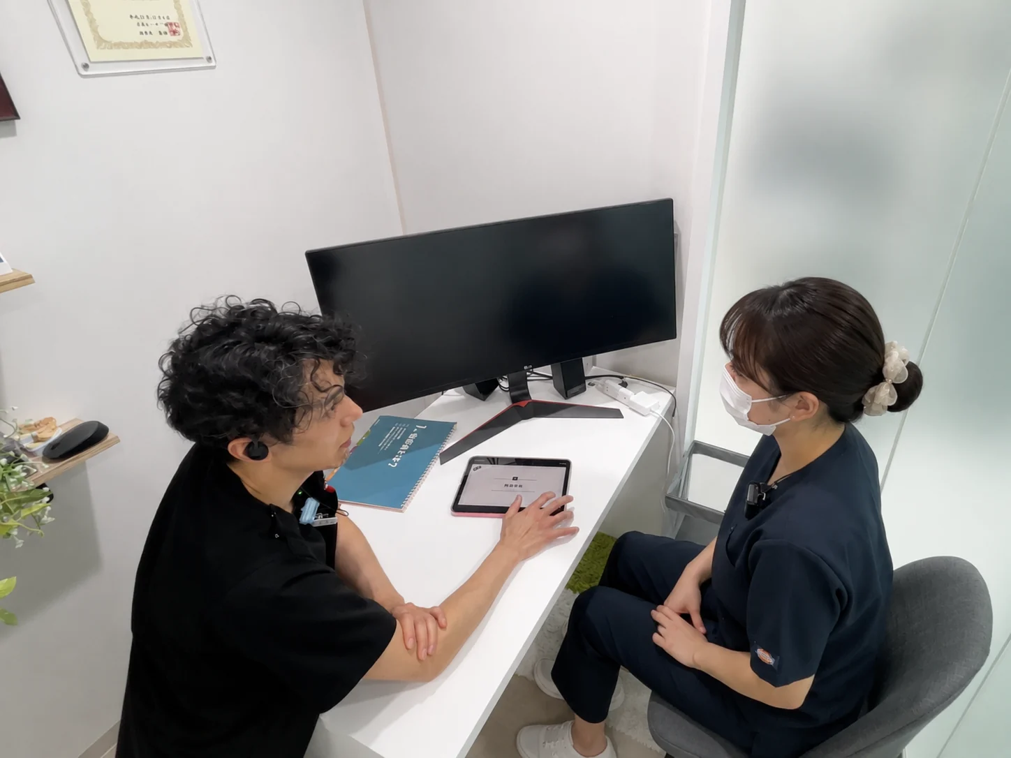 院長と歯科衛生士が診療記録を確認する様子